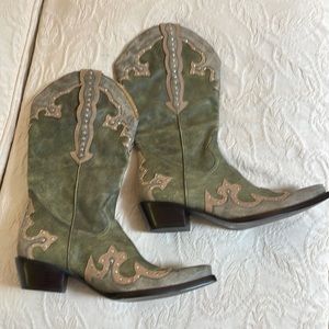 Never worn Gianni Bini olive cowboy boots 7-7.5